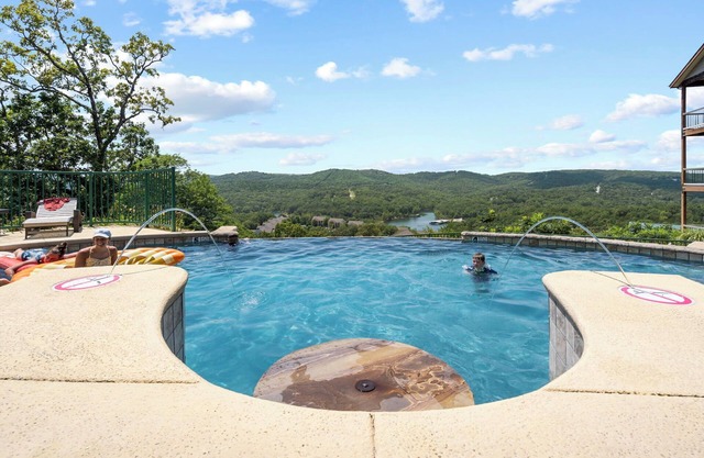 Sunset Retreat | 3 Min from Silver Dollar