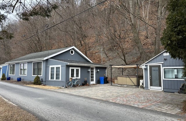 Sunset Retreat Cayuga Cottage w/hot tub - Cayuga Lake- Panoramic views & Yard. Pet Friendly!