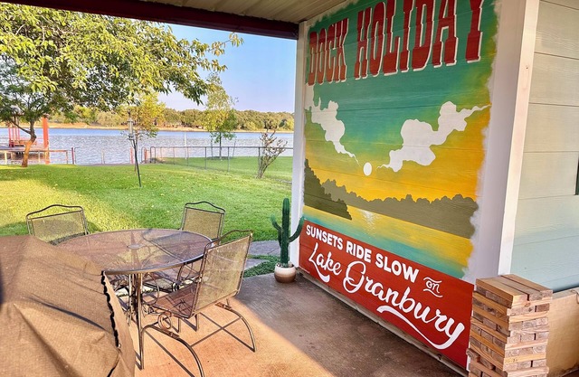 Sunsets! Lake Home w Swing at Dock. Stocked kitchen, KING Bed, Photo Opp