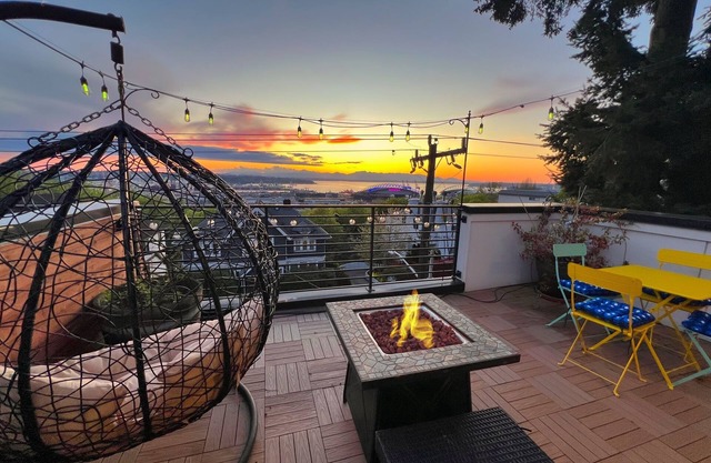 Sunsets, Mountains and Bay Magic, fire pit & BBQ oRooftop Delight!