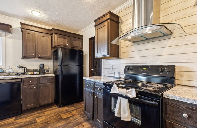 Sunsets & Serenity: Port Clinton Waterfront Stay 3 Bedroom Home