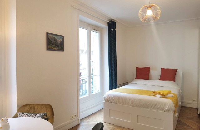 Sunshine apt with elevator 500m to Printemps 9arr/near Metro