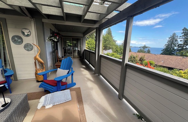 Sunshine Coast water view family home, steps to beach, 5 minute drive to Gibsons