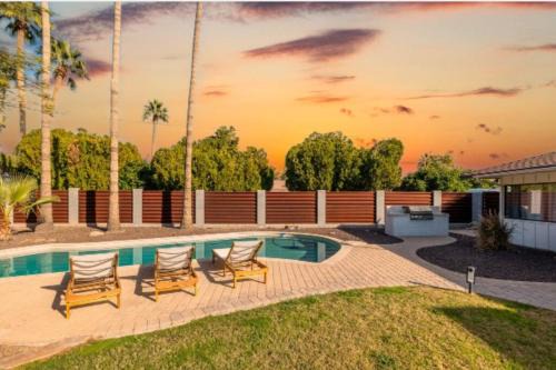 Sunshine on Sells, Pool & BBQ Grill