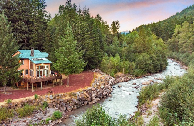 Sunshine + Riverfront-Mt. Hood-Hot Tub on 2 Acres! Large Mountain Chalet in Mt. Hood National Forest! 4BR/2.5Ba * Pet-Friendly* Family Friendly*