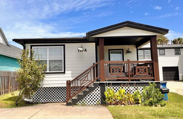Sunshine Shack - 2 bedroom, In-Town, Dog Friendly, Near the Beach!