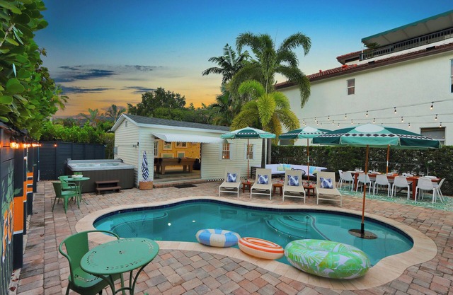 Sunshine Sippin' OasisnLuxury Design/Location/Heated Pool/Hot Tub/Putting Green