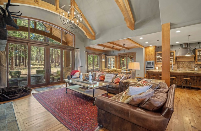 Sunstone Hideaway with Hot Tub, Firepit & Pool Table