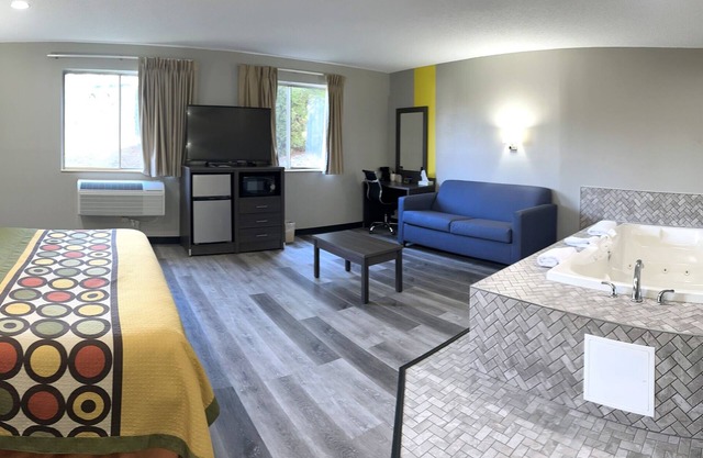 Super 8 by Wyndham Burnham/Lewistown