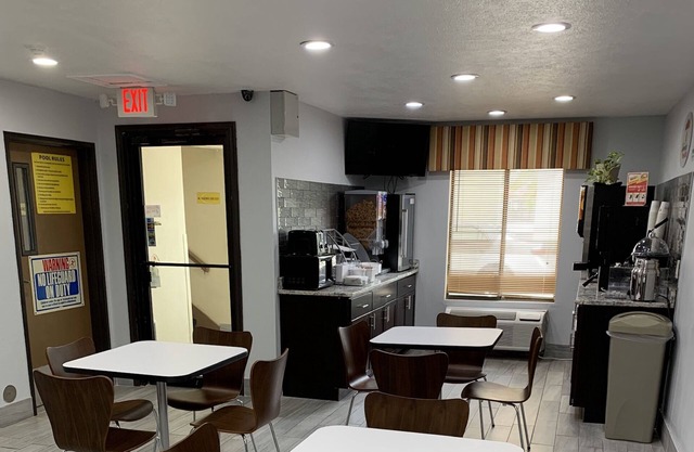 Super 8 by Wyndham Lincoln