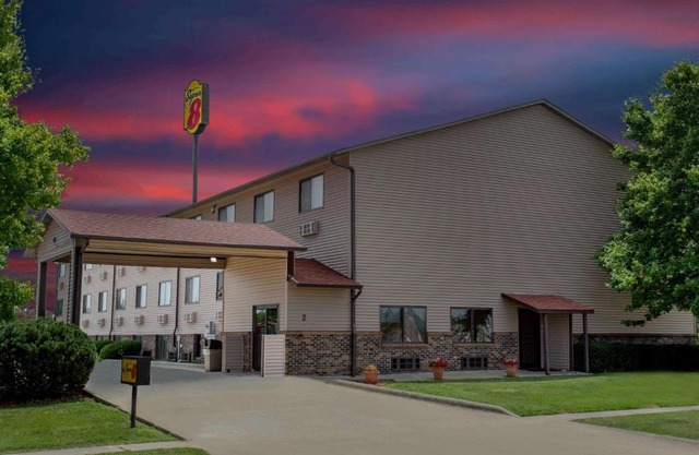 Super 8 by Wyndham Normal Bloomington