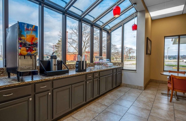 Super 8 by Wyndham Perrysburg/Toledo