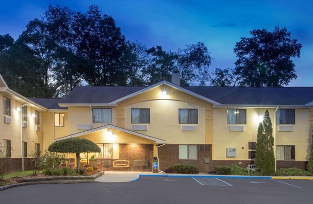 Super 8 by Wyndham Radford VA
