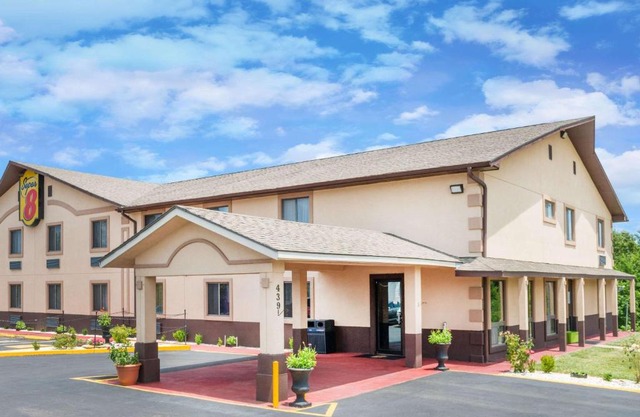 Super 8 by Wyndham Warrensburg