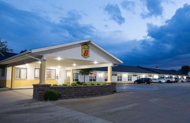 Super 8 by Wyndham Williams