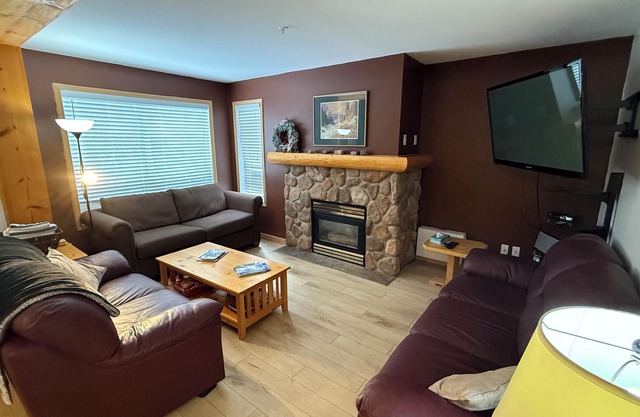 Super Clean Amazing Fireplace Ski-in Condo On Hill With Private Hot Tub & BBQ