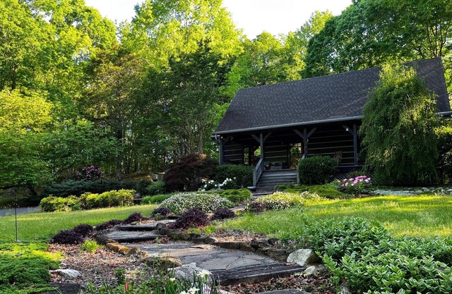 Super Cute & Cozy Cabin In The Paradise With 65" TV, Hot Tub, Boats, Bikes.