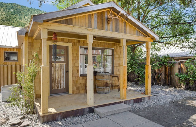 Super cute house in the heart of downtown New Castle!