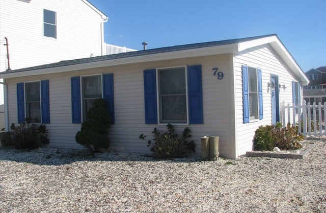 Super cute! Waterfront Lagoon in Beach Haven West!