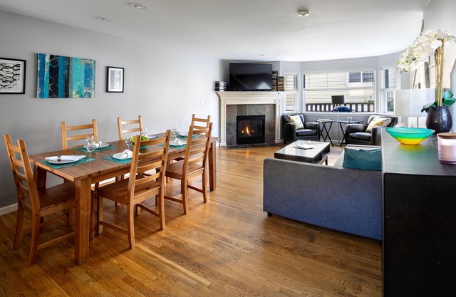 Super Location, Free Parking, 3 Bedroom + Loft, 3.5 Ba, Sleeps 10, Tesla Charger