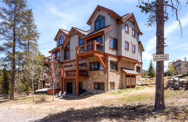 Super Ski Pad - Ski in, Ski Out, Walk to Town.