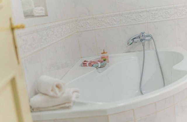 Superb 2 Bedroom Apartment in Old Town Prague. Short Walk to Charles Bridge. K3