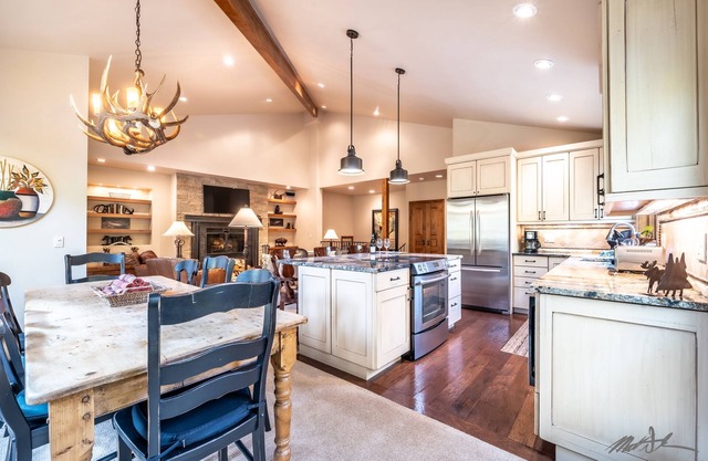 Superb 3 BR Townhome in Cascade Village w/Bikes, Shared Spa, Sauna & Cold Plunge