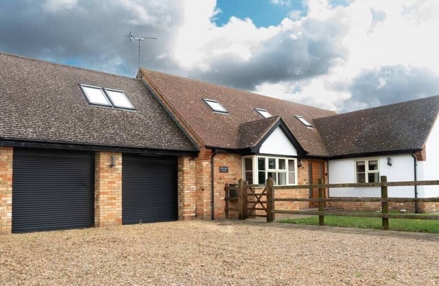 Superb 4BD Stay in Wyton and Houghton Village