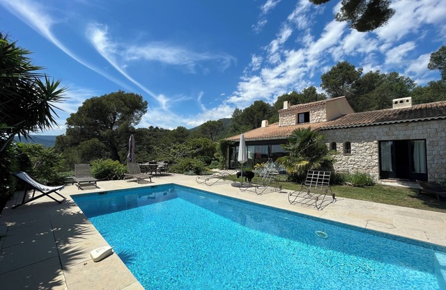 Superb air-conditioned villa, swimming pool, quiet, beautiful view, setting sun