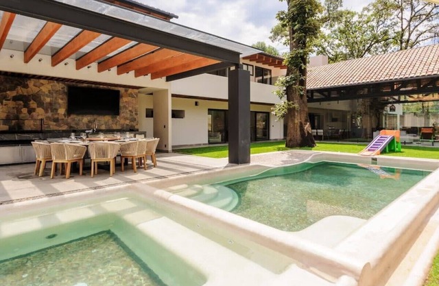 Superb and Spacious Residence with Garden and Pool