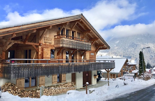 Superb chalet: 50m to ski lift. 6 large bedrooms, sleeps 12, sauna & steam rooms