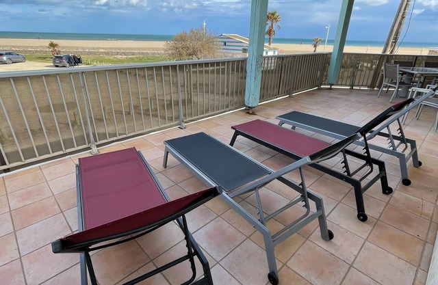 SUPERB CHALET FRONT OF SEA. FEET IN WATER . "THE RISING SUN"