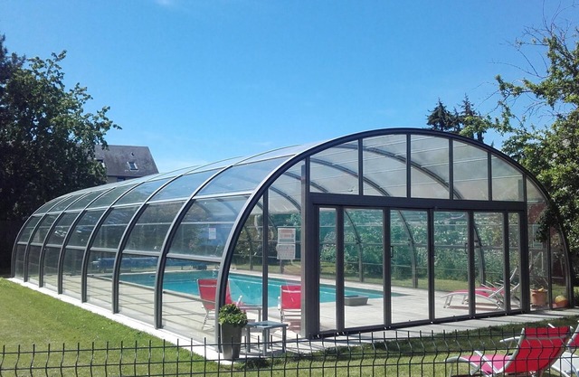 Superb, comfortable gîte, heated indoor pool (April to Oct.), 14 adults