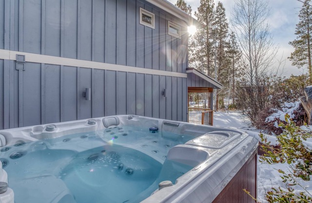 Superb home w/ Movie Room, Hot Tub, Sleeps 6, 20min to MTN, 5min to Mill