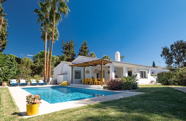SUPERB IBIZA STYLE VILLA ANY COMFORT -600M BEACH AND SHOPS-