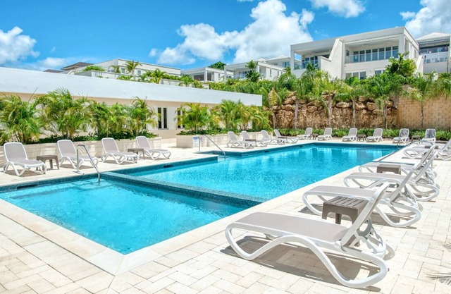 Superb luxury 1-bedroom cottage in gated community with pool and gym