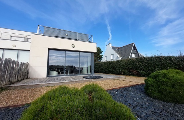 Superb new architect villa, facing Teven beach