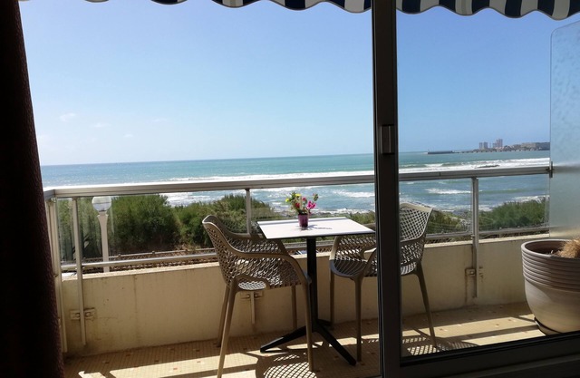 Superb view, sea-facing, 2nd floor, ascenc, balcony + private PK, shops 100m away.