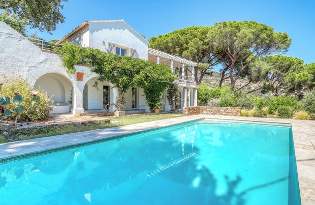 Superb villa with sea view, swimming pool and landscaped garden