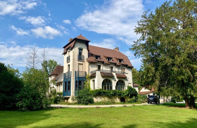 Superbe Villa Avec Grande Piscine Dans son Parc au Bord du Canal de Bourgogne