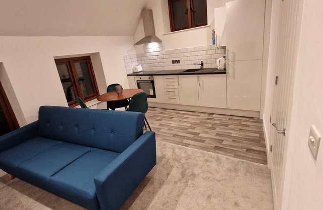 Superior 1 Bed Apartment Amesbury Town Centre, Stonehenge