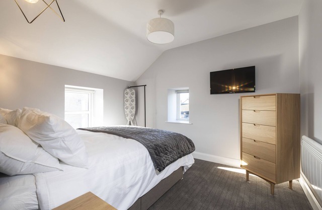 Superior Apartment with Street View at Rooms at the Lower House