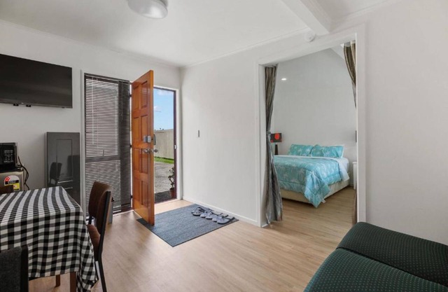 Superking-bed granny flat/free wifi & parking - self check in