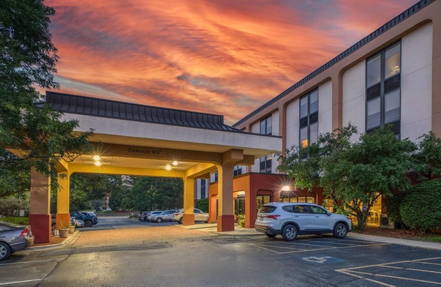 SureStay Plus Hotel by Best Western Chicago Lombard