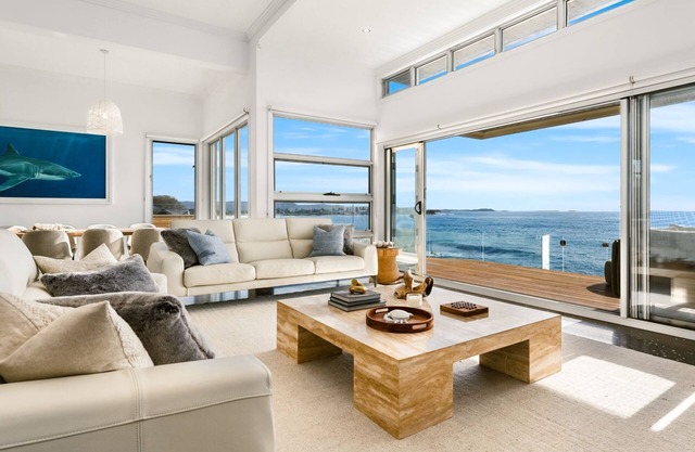 Surf Beach House - Absolute Waterfront