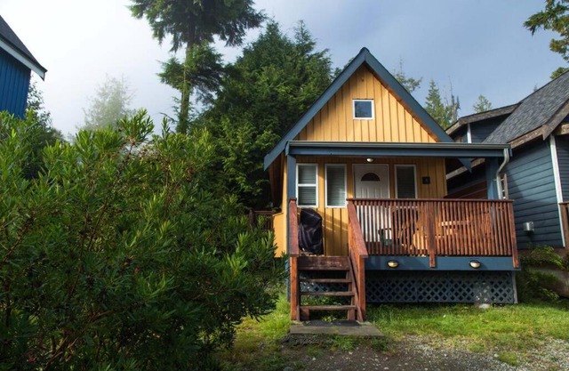 Surf Haven, Lofted Cozy Cabin Minutes to Beach