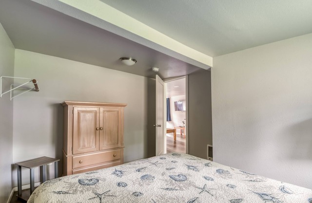 Surf Haven Unit B w/fire pit walking distance to surfing beaches