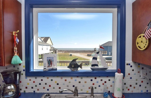 Surf Shak: 2 BR, 2 BA House in Crystal Beach, Sleeps 8