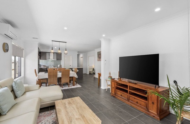 Surfcoast Getaway- Pet friendly, Sleeping 8, Golf, Beaches, Town