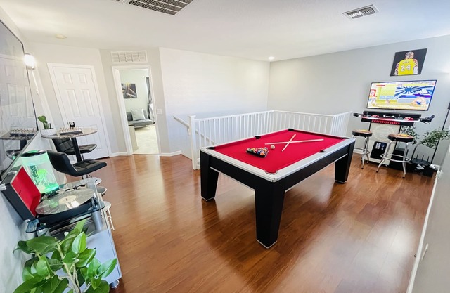 Surprise Home w/King Bed, Pool Table, Arcade, Office, & Movie/Workout Room!